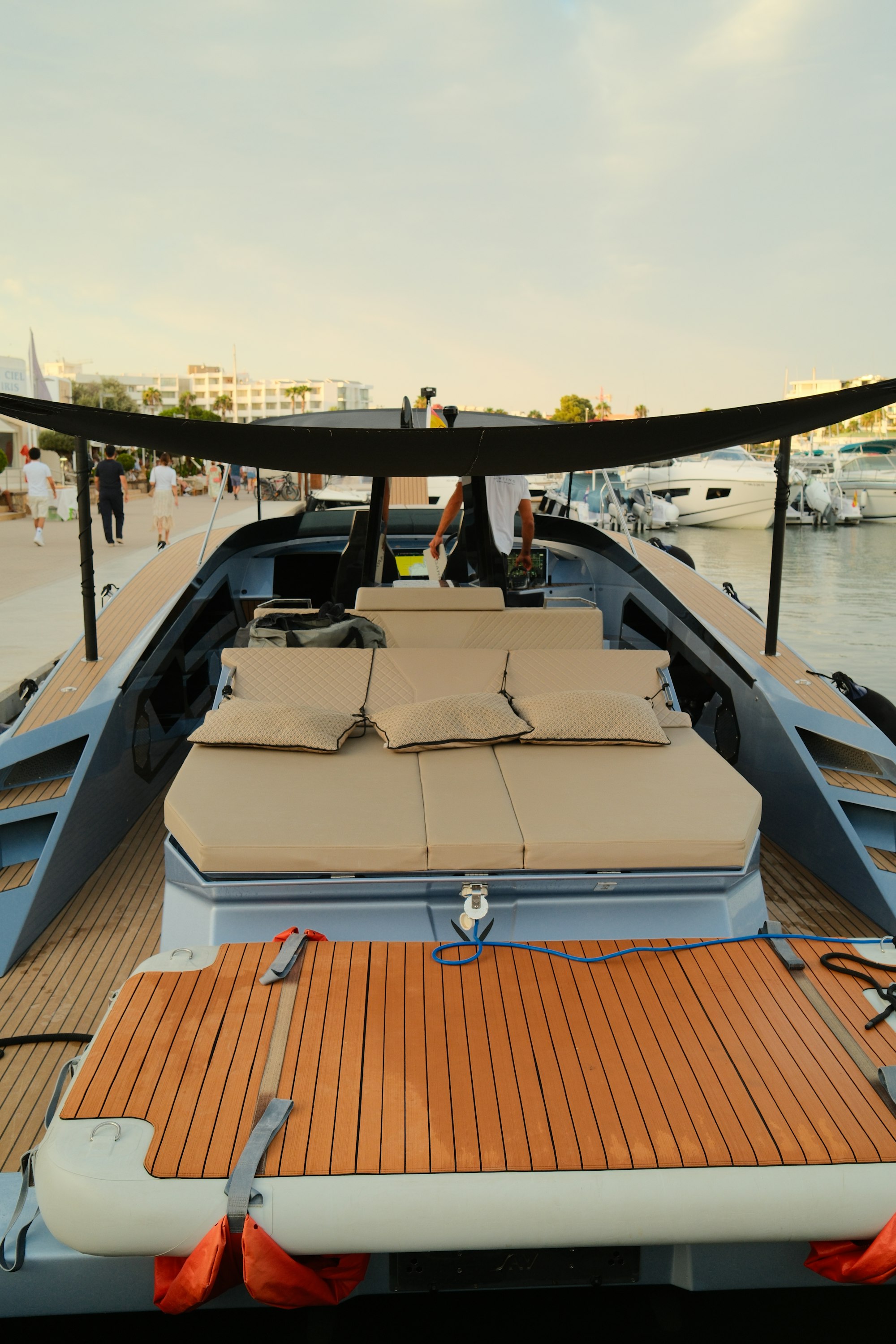 Bootsdeck mit beigen Liegepolstern