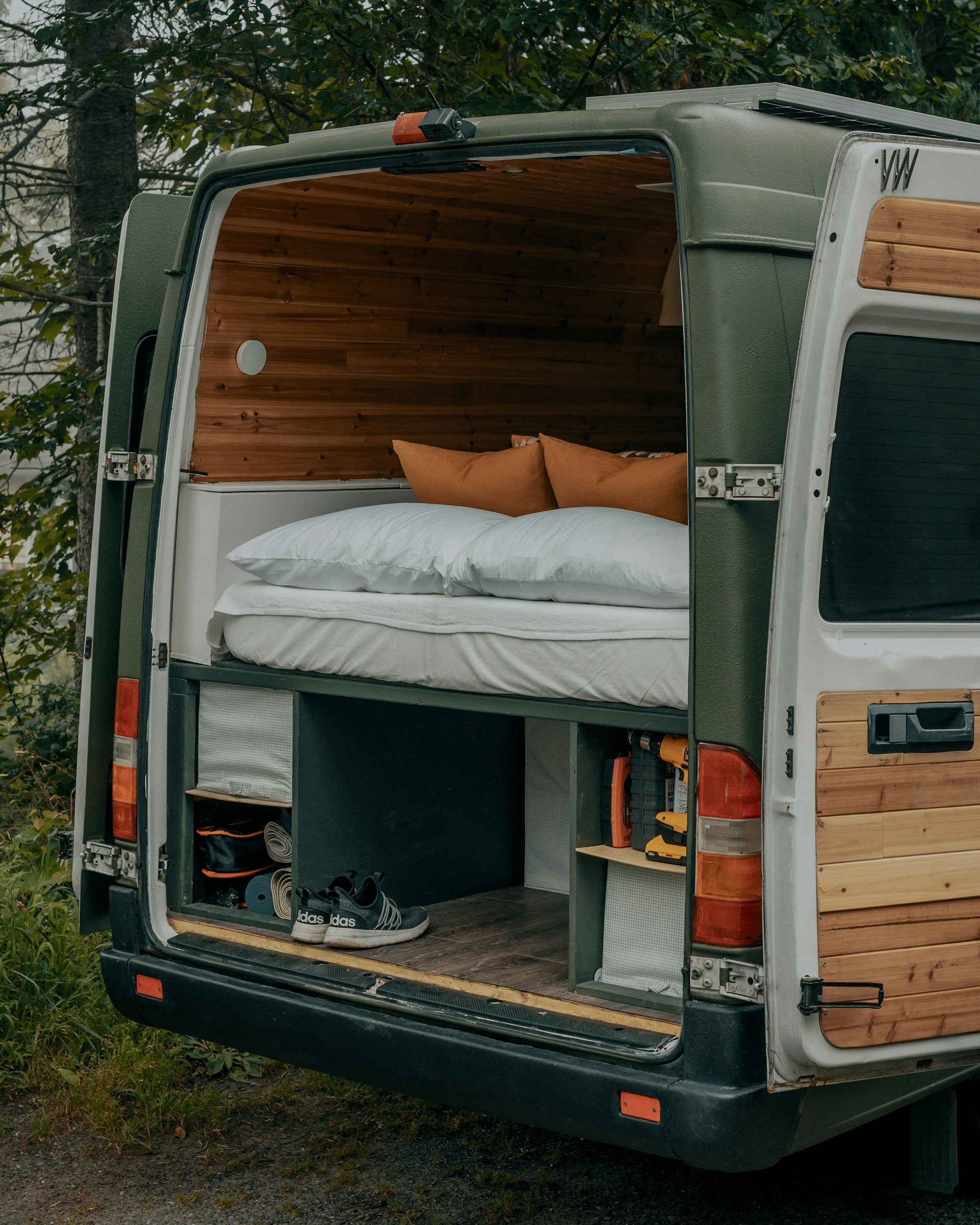 Heck eines ausgebauten Vans mit Bett und Holzausbau